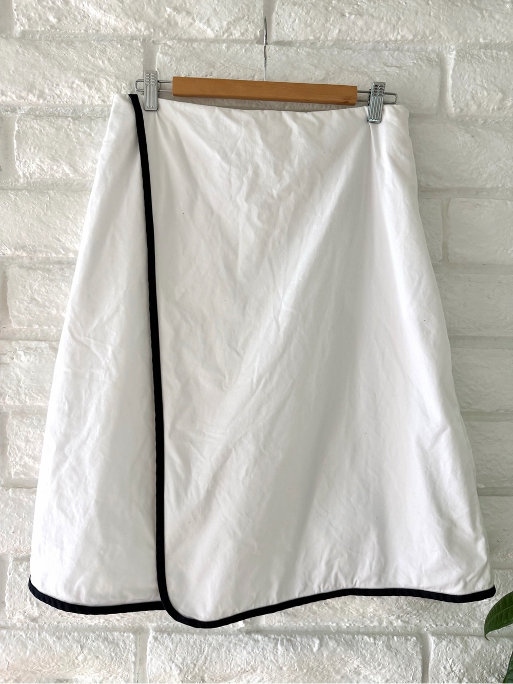 Kate Spade White A-Line Skirt with Black Trim - Sz 10 (A-34)